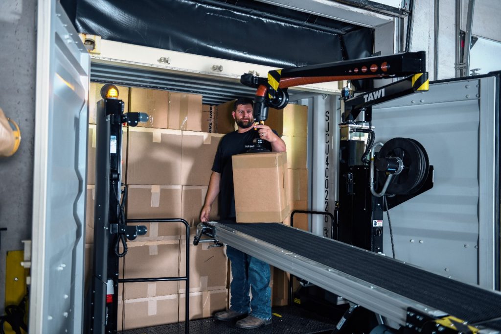 TAWI container unloader saat proses unloading barang dari kontainer secara cepat dan aman