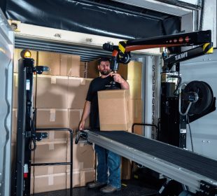 TAWI container unloader saat proses unloading barang dari kontainer secara cepat dan aman